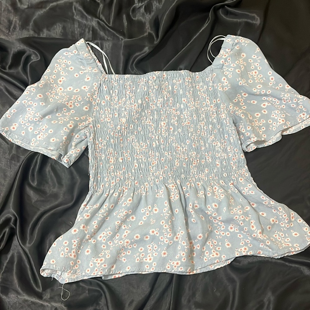 Cute flowy floral spring top.